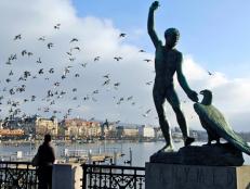 Hermann Hubacher's sculpture, dedicated to Zeus (as an eagle) and his lover Ganymede, is located on Lake Zurich.