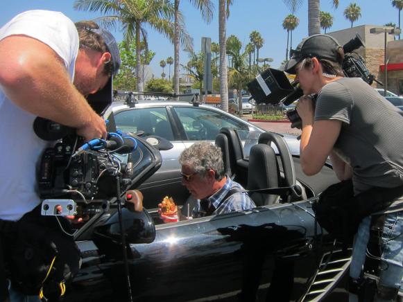 Tony Bourdain eating in the car Tony Bourdain eating in the car