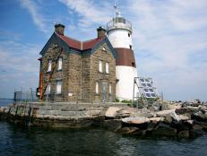 Ghost Adventures investigate Execution Rocks, a lighthouse island in Long Island Sound infamous as a serial killer's burial ground.