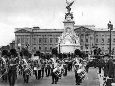 vintage, black and white, national guards, buckingham palace, marching