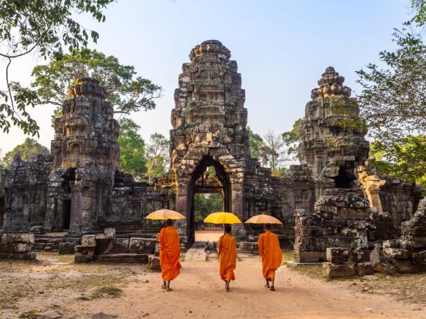 Angkor Wat, monks, temple, Cambodia