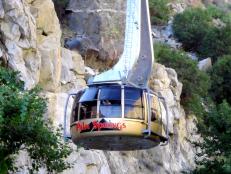 tram moving up mountain in san jacinto park palm springs