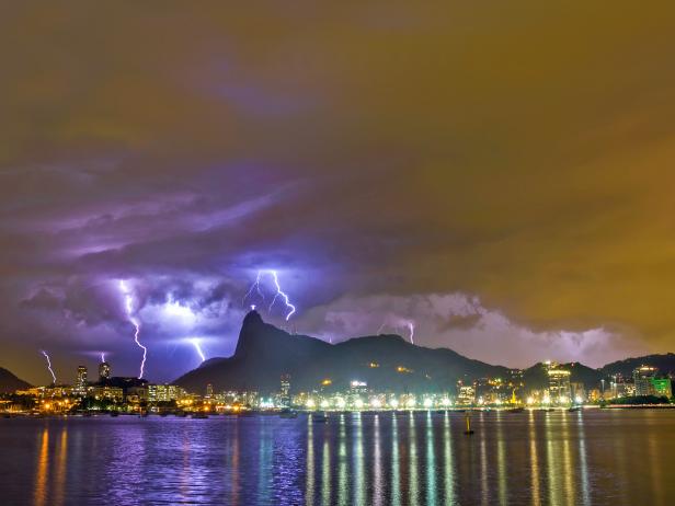 Lightning striking at Rio de Janeiro Lightning striking at Rio de Janeiro
