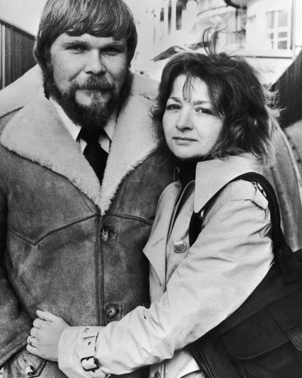 11th January 1979:  George and Kathy Lutz, former owners of the haunted house on 112 Ocean Avenue in Amityville, New York, pose during a press tour for the book, 'The Amityville Horror,' London, England. The Lutzes recounted their stories to scriptwriter Jay Anson who wrote the book.  (Photo by Hulton Archive/Getty Images)