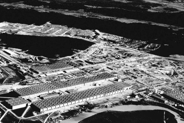 Manhattan Project
The giant 44 acre K-25 plant in Oak Ridge, Tennessee, USA, where the uranium for the first atomic weapon was produced. 1945. The town of Oak Ridge was established by the Army Corps of Engineers as part of the Clinton Engineer Works in 1942 on isolated farm land as part of the Manhattan Project. The site was chosen for the X-10 Graphite Reactor, used to show that plutonium can be extracted from enriched uranium.  
1945 

Manhattan-Projekt
Die riesige, 44 Hektar große K-25-Anlage in Oak Ridge, Tennessee, USA, wo das Uran für die erste Atomwaffe produziert wurde. 1945. Die Stadt Oak Ridge wurde im Rahmen des Manhattan-Projekts durch das Ingenieurkorps der Armee als Teil der Clinton-Ingenieur Works im Jahre 1942 auf einem entlegenen Farmgelände gegründet. Der Standort wurde für den X-10 Graphit-Reaktor gewählt, der verwendet wurde, um nachzuweisen, dass man Plutonium aus angereichertem Uran extrahieren konnte. Tennessee, USA.
1945
