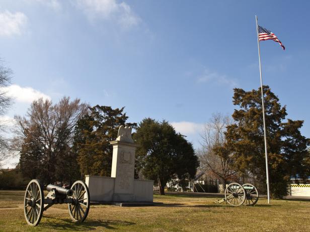 Mississippi, Natchez Trace Parkway, Tupelo National Battlefield, Civil War Canon and Monument. (Photo by: Universal Images Group via Getty Images)
