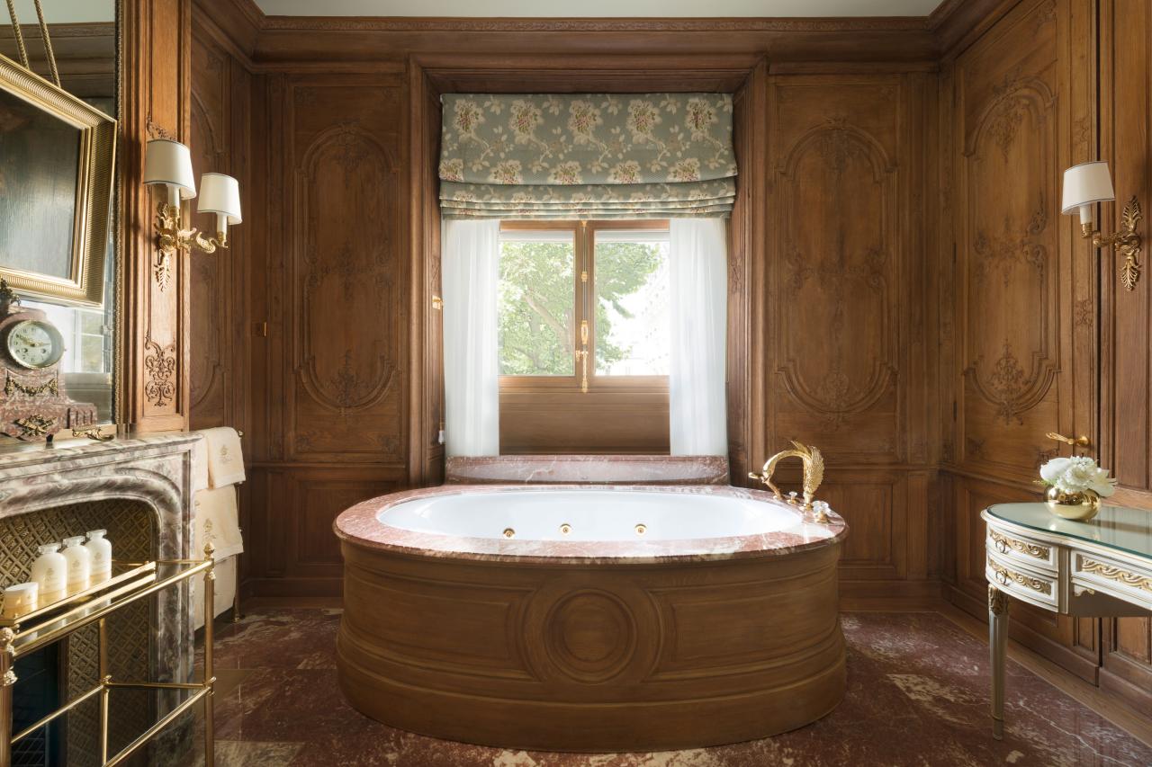 11 Over-the-Top Bathrooms in Luxury Hotels and Resorts