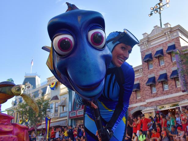 Puppeteer With Dory Puppet 
