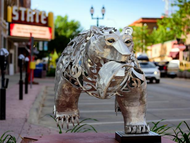 https://travel.home.sndimg.com/content/dam/images/travel/fullrights/2018/9/17/1/CI-TravelSouthDakota_Sioux-Falls-Bear-Sculpture.jpg.rend.hgtvcom.616.462.suffix/1537294313158.jpeg