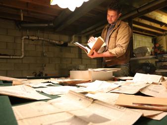 Host Christof Putzel going through his grandfather's files relating to the kidnapping and murder of the Lindbergh baby. As seen on Travel Channel s Mission Declassified.