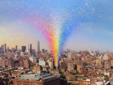 纽约天际线与彩虹爆发从下面