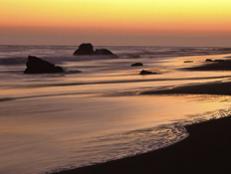 Beachgoers in the know seek solidarity by heading up the winding Pacific Coast Highway to the most spectacular shoreline along the coast: El Matador Beach.