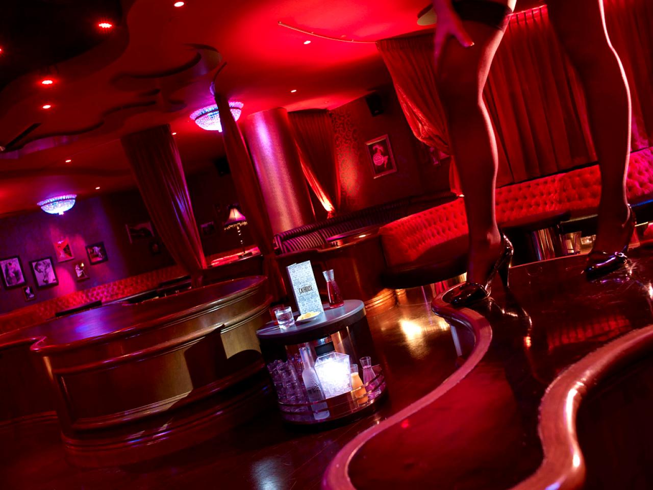 How to Hook Up in Vegas According to a Server, a Bartender, and a Stripper