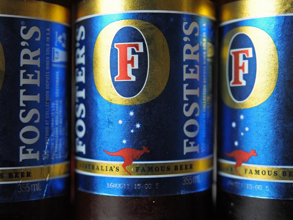 Пиво с синей этикеткой. Пиво синяя этикетка. Немецкое пиво синяя этикетка. Пиво с голубой этикеткой.