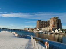 Sandy beaches, fresh seafood, great golfing and moderately-priced hotels are just some of the reasons why a you should plan a trip to Destin, FL.