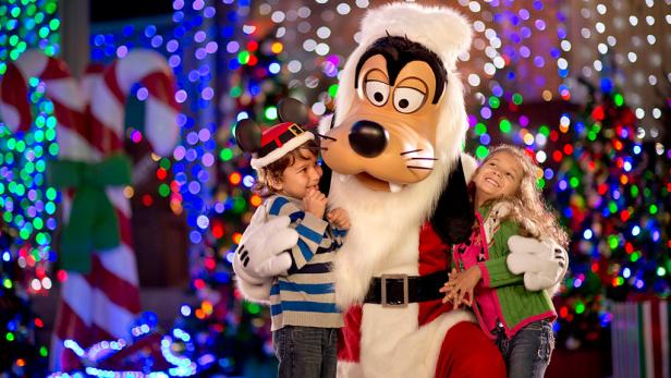 Goofy Lights Up the Holidays in 2012
