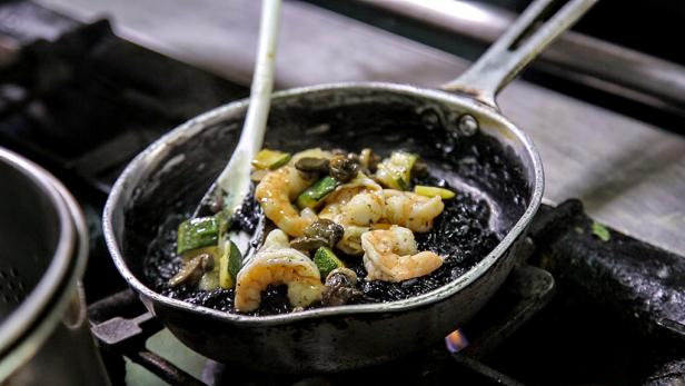 Tips for Cooking with a Wok - Andrew Zimmern