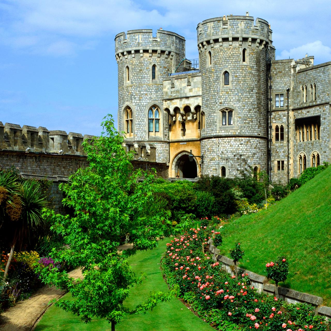 Castles word. Виндзорский замок в средневековье. Замок Рэй Англия. Средневековый английский замок. Маленькие британские замки.