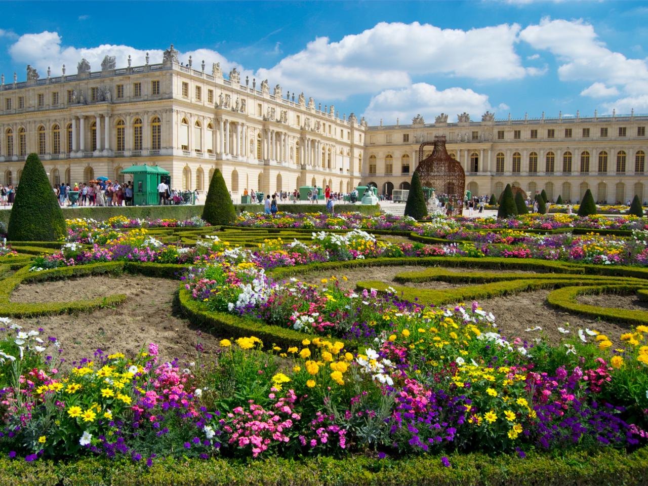 How many flowers are in the palace of versailles garden