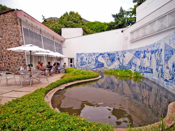 Outdoor patio at the Instituto Moreira Salles in Rio de Janeiro