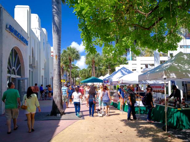 Whether you want to shop for a new swimsuit, sit down for an al fresco meal, or simply hang out and people watch for a few hours, the Lincoln Road Mall will suit your needs. This outdoor, pedestrian-only stretch of shops, restaurants, and bars fills with swarms of people, particularly as night falls.