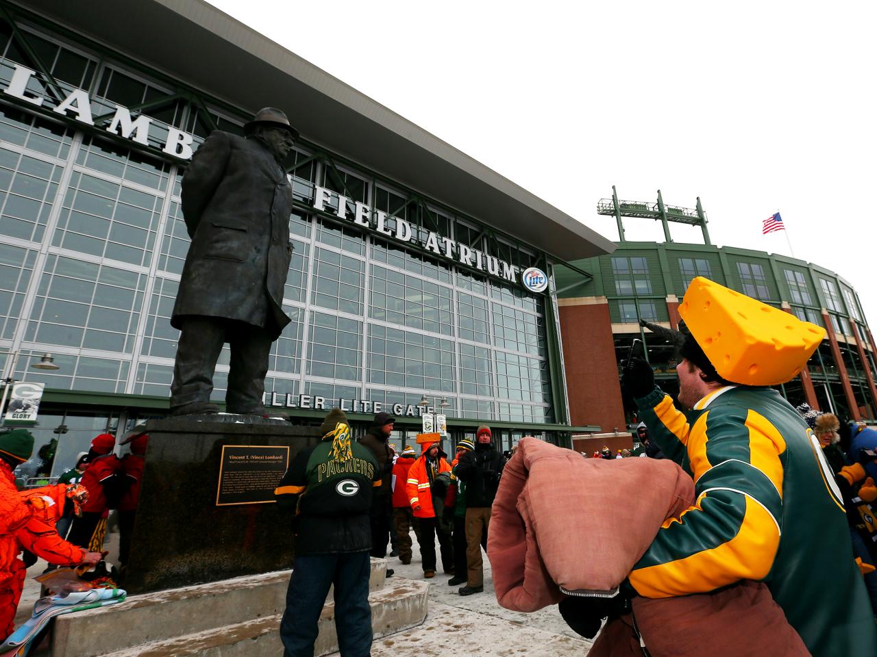 Statues of Lambeau, Lombardi bring Packers fans from far and wide