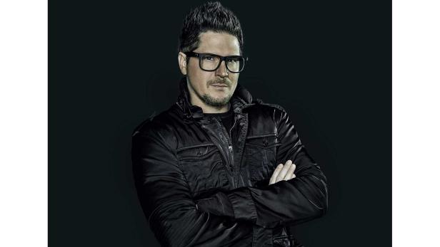 Paranormal Superstar Zak Bagans Inks New Multiyear Agreement with discovery+