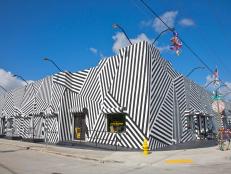 Corner of building covered with striking painted mural, Wynwood Building, Wynwood district, Miami, Florida, USA