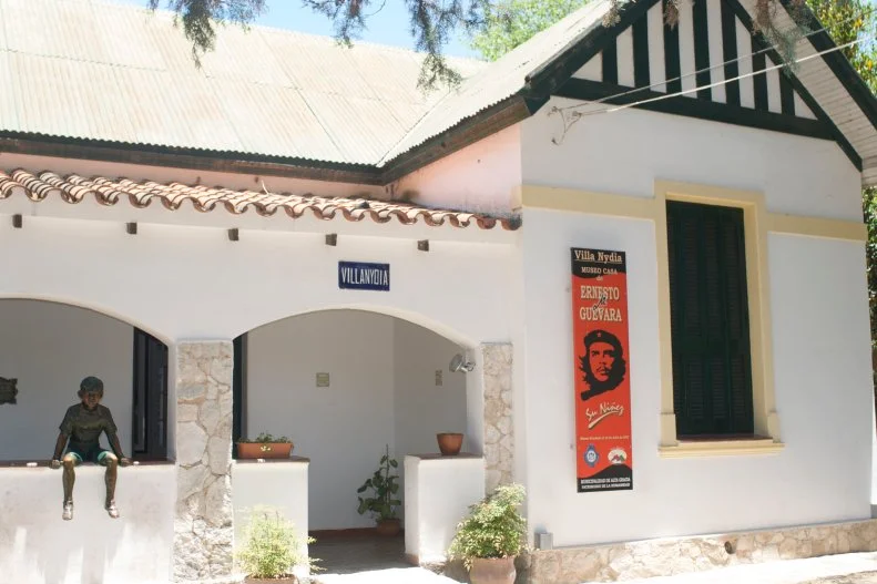 Statue of Che Guevara on steps of his childhood home, Villa Nydia, Alta Gracia, Argentina.