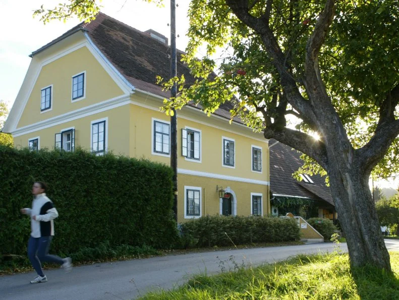 20 Childhood Homes of Popular Celebrities | HGTV