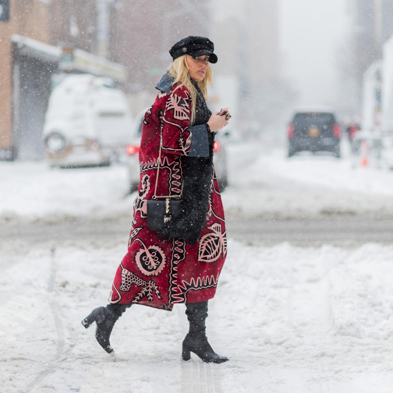 What to wear in the snow // cute snow outfit ideas // plaid coat