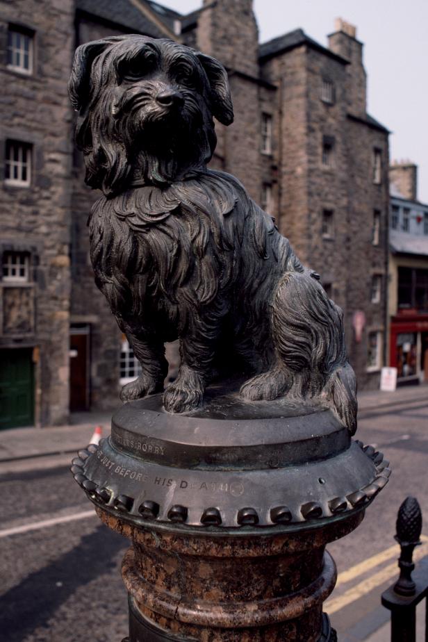UNITED KINGDOM - CIRCA 2002:  Statue of Greyfriars Bobby, 1873, Edinburgh. Scotland, 19th century. (Photo by DeAgostini/Getty Images)