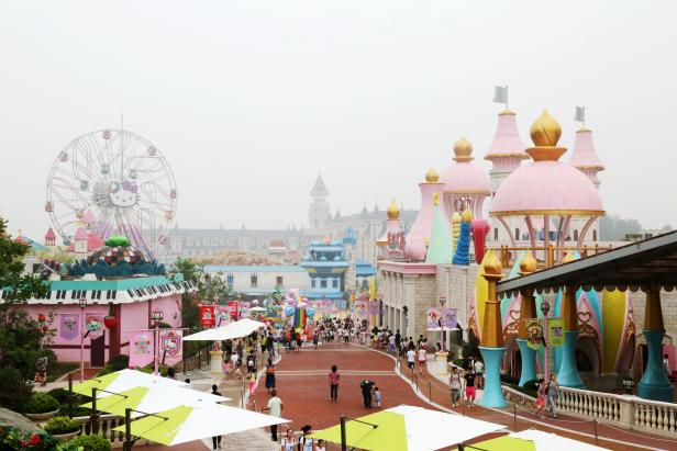 Nothing Can Prepare You For Tokyo's Hello Kitty Theme Park 