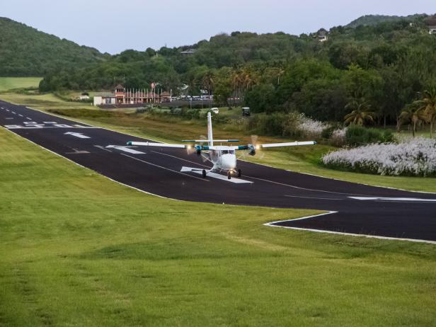 AviÃ£o em processo de preparaÃ§Ã£o para a decolagem na Ilha de Mustique, nas ilhas granadinas