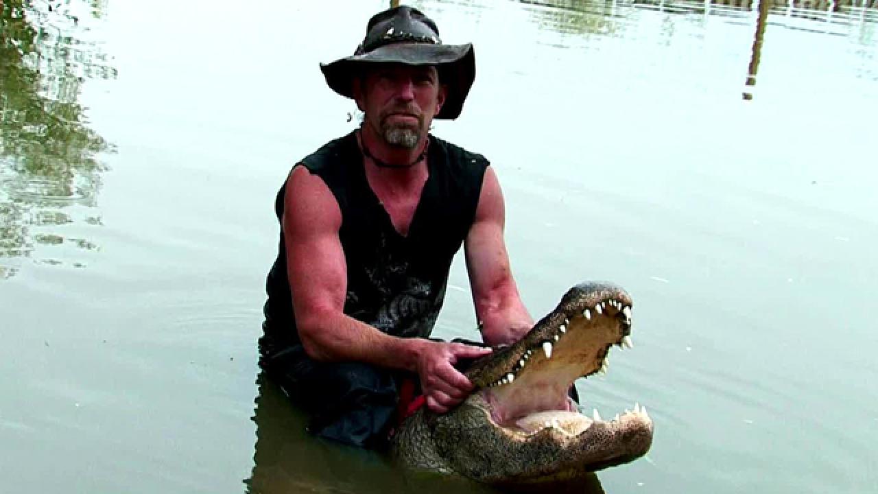 Family Pulls In a 9-Foot Gator